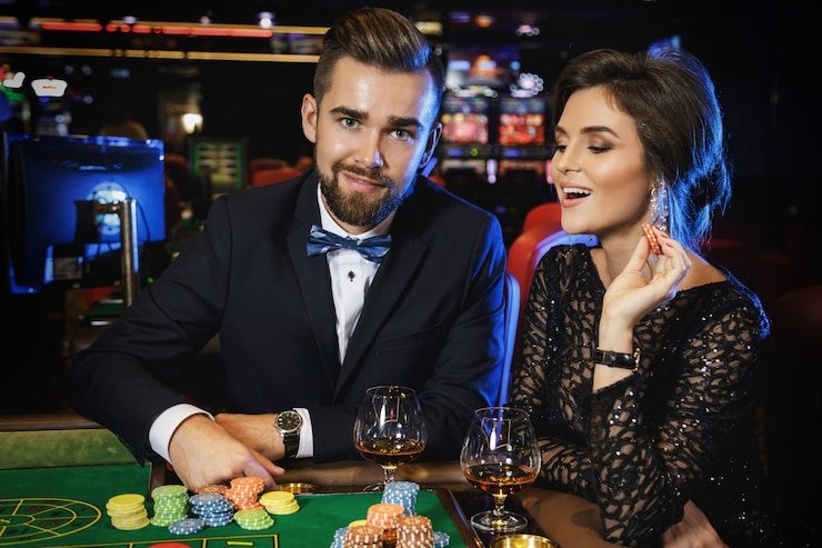 Tampilan meja Teen Patti dengan dealer langsung dan kartu di layar